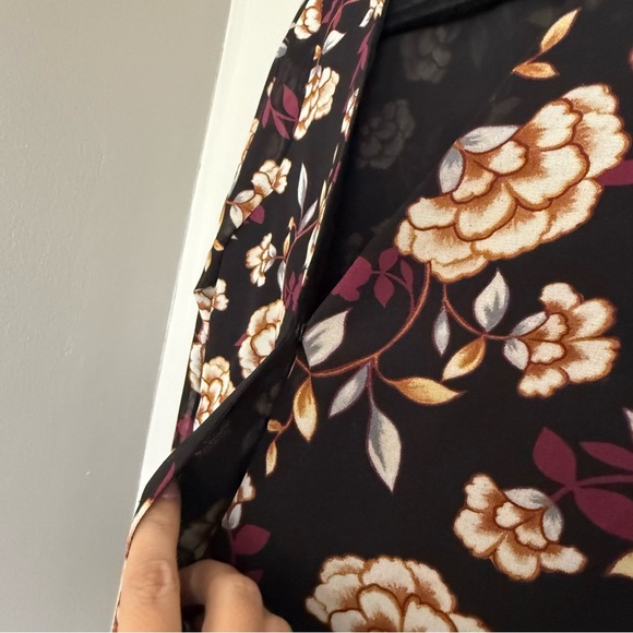 🛍️ 4/$25 Forever 21 Boho Floral Surplice Faux Wrap Top with Bell Sleeves - Picture 4 of 7